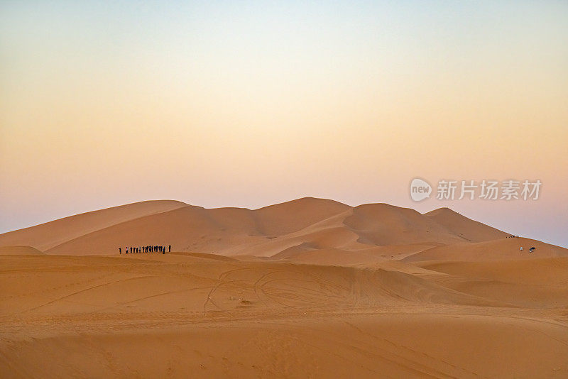 一群游客在沙漠中等待日出，摩洛哥，撒哈拉，Merzouga, Erg Chebbi